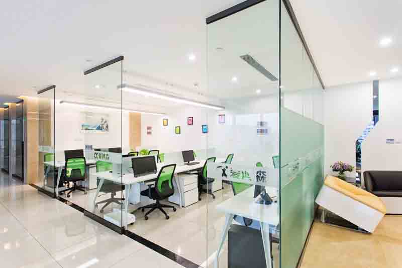 玻璃材料是否决定办公室装修风格