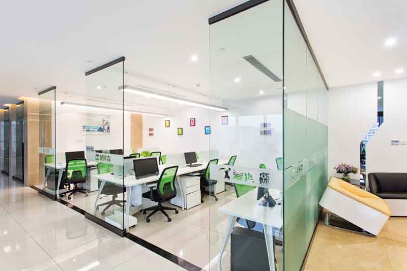 办公室装修设计中玻璃隔断、玻璃幕墙和玻璃门怎么运用